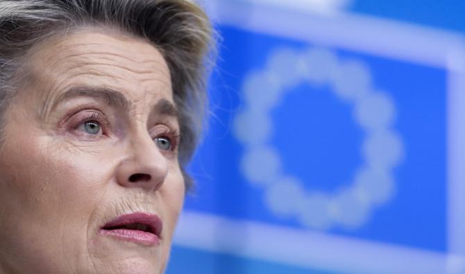 «Si les producteurs russes, chinois ouvrent leurs dossiers, présentent de la transparence, toutes leurs données (...), alors ils pourraient avoir une autorisation conditionnelle de mise sur le marché comme les autres», a déclaré Ursula von der Leyen (Photo, AFP).