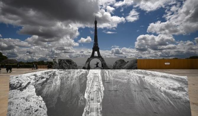 Street Art Un Canyon Au Pied De La Tour Eiffel Signe Jr Arabnews Fr