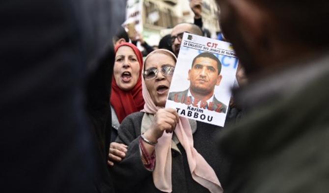 Les gens défilent avec des pancartes appelant à la libération de la figure de l'opposition algérienne détenue Karim Tabbou dans la capitale Alger le 24 janvier 2020 (Photo, AFP)