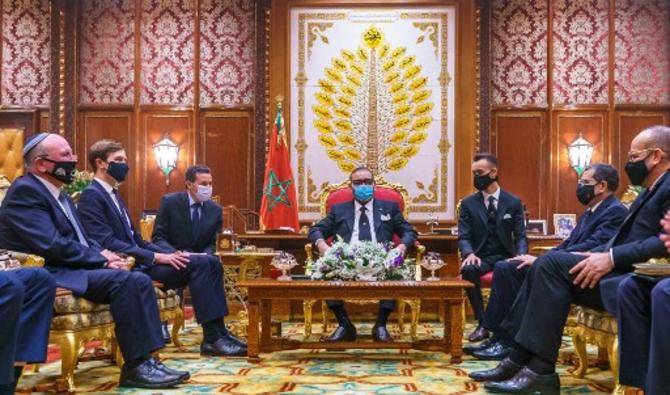 Cette photo publiée par le Palais royal du Maroc montre le roi Mohammed VI, son fils le prince héritier Moulay Hassan, lors d'une réunion avec le conseiller présidentiel américain Jared Kushner et le conseiller à la sécurité nationale israélien Meir Ben Shabbat au Palais Royal de Rabat, le 22 décembre 2020 (Photo, AFP)