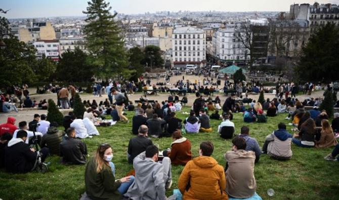 Les gens se rassemblent et Les gens se rassemblent et s'assoient au sommet de la butte de Montmartre à Paris, le 21 février 2021 (Photo, AFP)au sommet de la butte Montmartre à Paris, le 21 février 2021 (Photo, AFP)