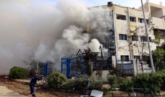 De la fumée s'échappe d'une usine de vêtements à la périphérie est de la capitale égyptienne Le Caire, le 11 mars 2021. Dotée d'infrastructures vétustes et mal entretenues, l'Égypte connaît régulièrement des incendies meurtriers. (Khaled Kamel/AFP)
