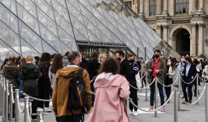 Les gens font la queue devant le musée du Louvre à Paris le 19 mai 2021 (Photo, AFP)