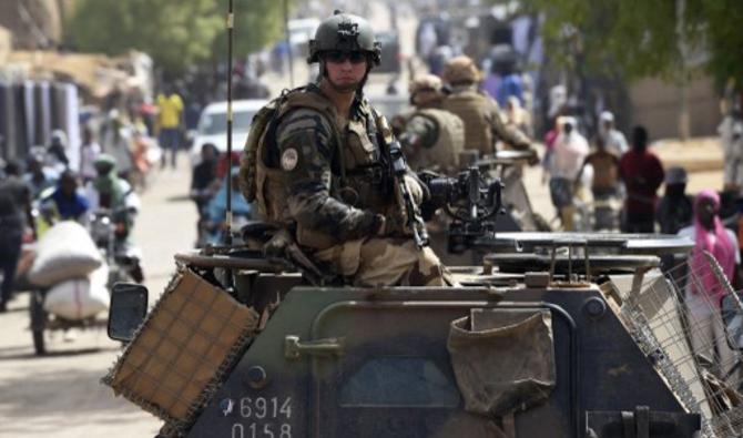 Des soldats français de l'opération Barkhane, une opération antiterroriste au Sahel, patrouillent en véhicule blindé à Gao, dans le nord du Mali, le 30 mai 2015 (Photo, AFP)