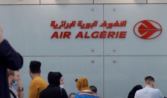 Les passagers attendent de s'enregistrer à un comptoir d'Air Algérie pour un vol vers Paris à l'aéroport d'Alger Houari Boumediene le 1er juin 2021 (Photo, AFP)