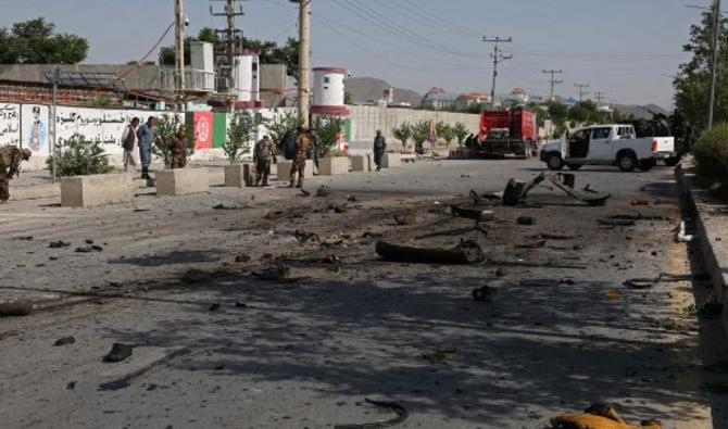 Personnel de sécurité le site d'une explosion à Kaboul le 3 juin 2021 : un minibus touché. (Zakeria Hashimi/AFP