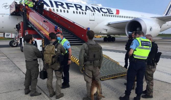 Des gendarmes de l'unité GIGN et de la police de l'aéroport sur la piste de l'aéroport de Roissy-Charles de Gaulle après avoir contrôlé des passagers à la suite d'une alerte à la bombe sur un vol Tchad-Paris, le 3 juin 2021 (Photo, Gendarmerie Nationale/ AFP)
