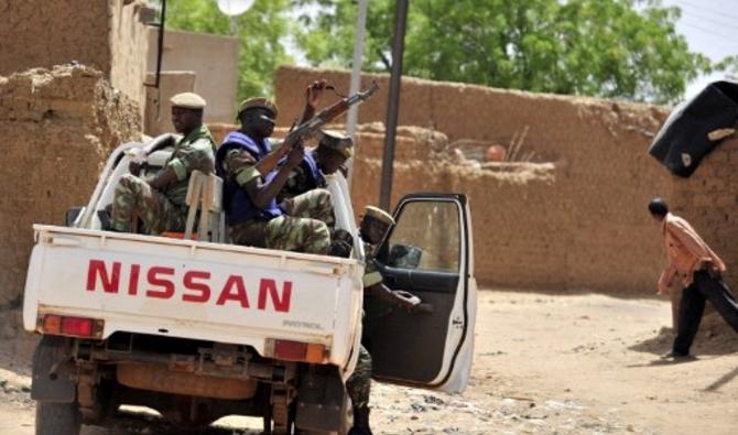 Des soldats burkinabés patrouillent dans une camionnette à Gorom-Gorom, dans le nord du Burkina Faso, le 27 juin 2012 (Photo, AFP)