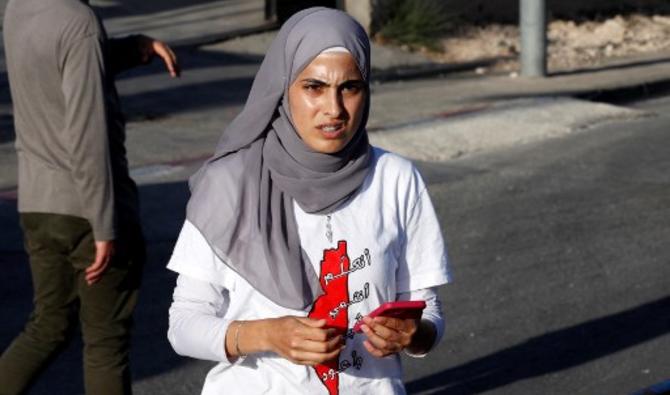 Dans cette photo d'archive prise le 29 mai 2021, la militante palestinienne Mona el-Kurd participe à un rassemblement pour exiger la réouverture du poste de contrôle de la police israélienne à l'entrée du quartier de Sheikh Jarrah à Jérusalem-Est. (Ahmad Gharabli/AFP)