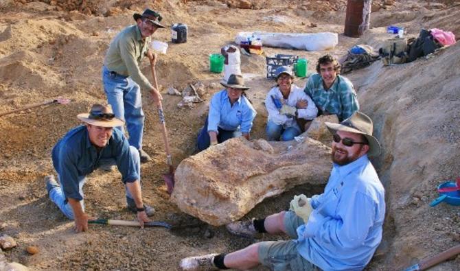 Cette photo prise par Rochelle Lawrence le 23 mai 2015 et publiée par le Musée d'histoire naturelle d'Eromanga montre des chercheurs en train de creuser des fossiles de dinosaures à Cooper Creek, la zone près de la ville d'Eromanga, dans l'ouest du Queensland où les fossiles ont été découverts en 2007 (Photo, AFP)