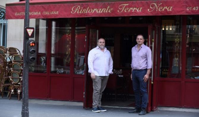 Les propriétaires du «restaurant Terra Nera» Johann Baranes (à droite) et Valerio Abate (à gauche) à Paris, le 8 juin 2021 (Photo, AFP)