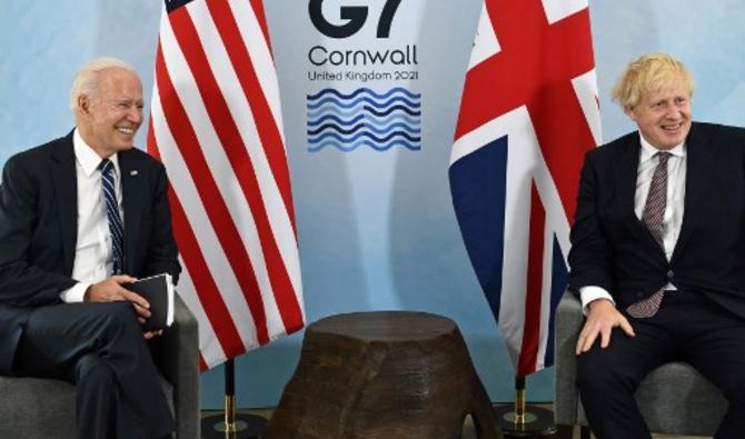 Le Premier ministre britannique Boris Johnson (à droite) et le président américain Joe Biden réagissent lors d'une réunion bilatérale à Carbis Bay, Cornwall, le 10 juin 2021 (Photo, AFP)