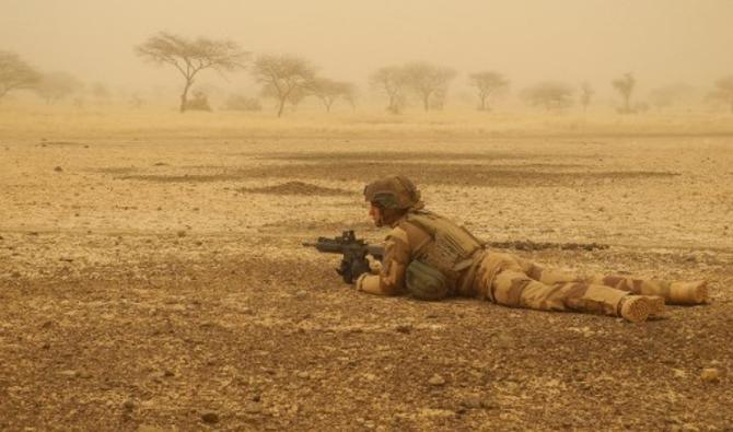 Dans cette photo d'archive prise le 26 mars 2019, un soldat français sécurise un périmètre lors d'une interruption du voyage du convoi militaire entre Gossi et Hombori avant le début de l'opération de la force française Barkhane dans la région du Gourma au Mali. (Daphné Benoit/AFP)