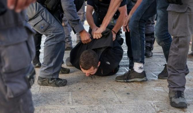 Un Palestinien est arrêté lors d'une manifestation contre Itamar Ben Gvir à Jérusalem-Est, le 10 juin 2021 (Photo, AFP)