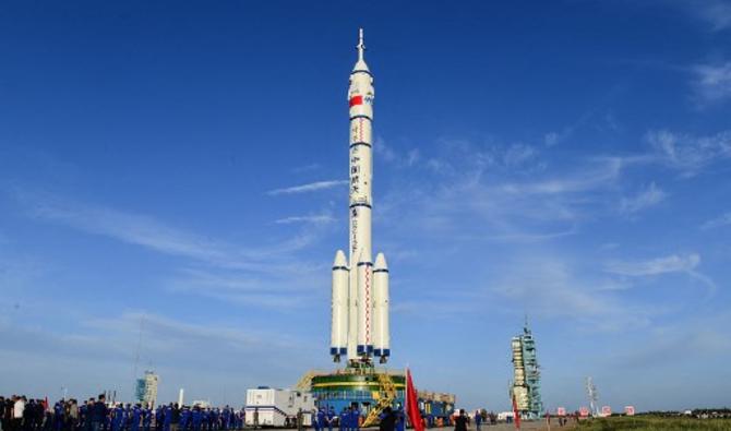 Photo prise le 9 juin 2021 montrant une fusée porteuse Longue Marche-2F, transportant le vaisseau spatial Shenzhou-12 pour la première mission habitée de la Chine prévue pour le 17 juin vers sa nouvelle station spatiale, au centre de lancement de satellites Jiuquan dans la province du Gansu, au nord-ouest du pays. (STR / China News Service (CNS) / AFP)