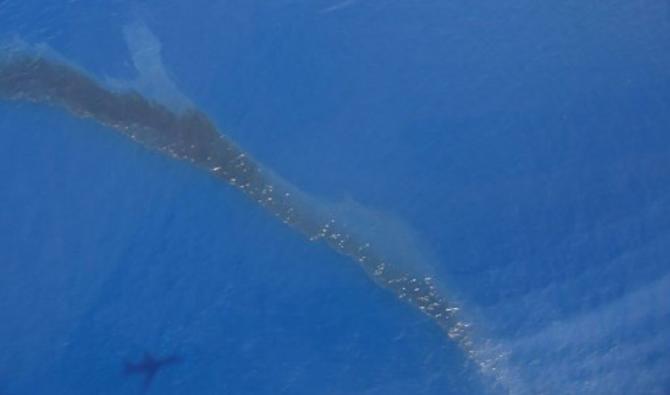 Cette photo à distribuer publiée le 12 juin 2021 par la Marine nationale montre une nappe de pétrole, contenant des hydrocarbures lourds, dans le secteur d'Aleria-Solenzara, au large de l'île méditerranéenne française de Corse. (Marine Nationale/AFP)