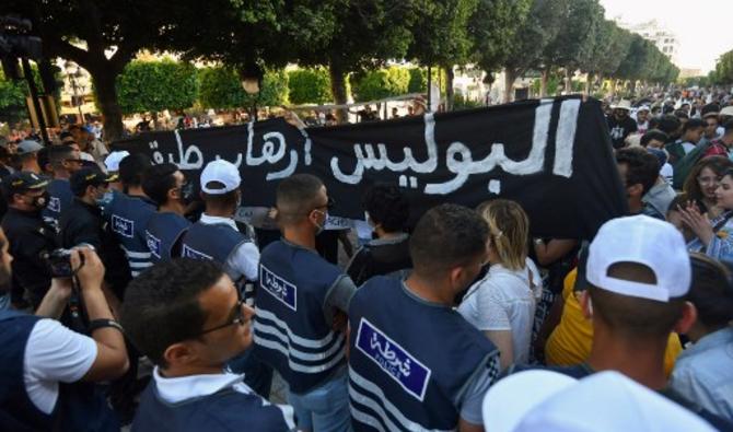 Des policiers tunisiens bloquent une route alors que des manifestants protestent contre les violences policières à l'avenue Habib Bourguiba dans la capitale Tunis, le 12 juin 2021 (Photo, AFP)