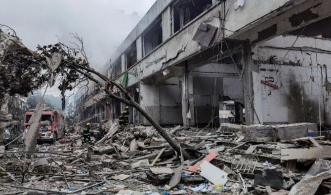 Des travailleurs recherchent des victimes dans un bâtiment endommagé par l'explosion d'une conduite de gaz qui a fait 25 morts et près de 140 autres blessés à Shiyan, dans la province chinoise du Hubei (centre), le 13 juin 2021 (Photo, AFP)