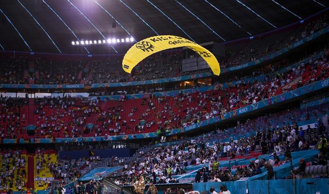 Greenpeace France Allemagne / L'ULM de Greenpeace à deux doigts d'être abattu par la ... - Sur la toile de l'engin, un message de l'ong de défense de.