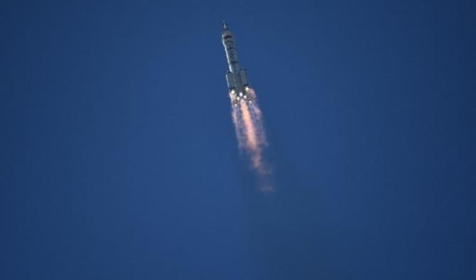 Une fusée porteuse Longue Marche-2F, transportant le vaisseau spatial Shenzhou-12 et un équipage de trois astronautes, se dirige vers l'orbite après avoir décollé du centre de lancement de satellites de Jiuquan dans le désert de Gobi au nord-ouest de la Chine le 17 juin 2021, la première mission avec équipage vers la nouvelle station spatiale chinoise (Photo, AFP)