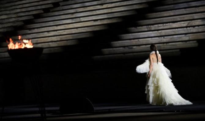 Un mannequin présente une création pour Dior lors du défilé Dior Croisière 2022, au stade panathénaïque, à Athènes, le 17 juin 2021. (Aris Messinis / AFP)