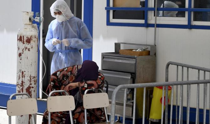 Une femme infectée par la Covid-19 reçoit de l'oxygène comme premiers secours dans un hôpital de la ville de Beja, dans le nord-ouest, le 22 juin 2021, alors que les autorités sanitaires tunisiennes font face à un pic de cas de Covid-19 dans la région. (AFP)