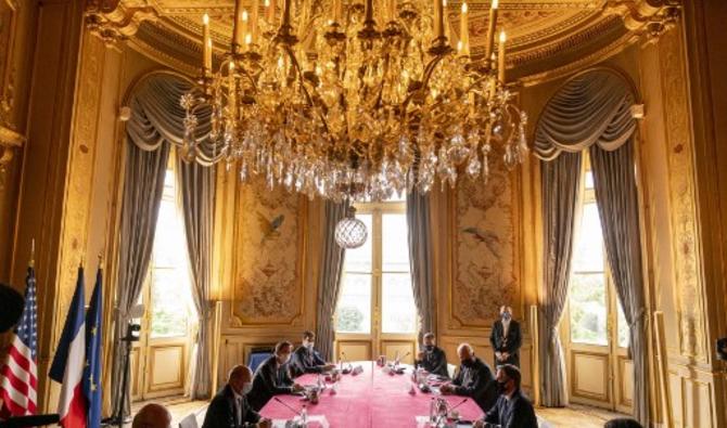 Vue de la réunion au Quai d'Orsay entre le secrétaire d'État américain Anthony Blinken et le chef de la diplomatie française Jean-Yves Le Drian, le 25 juin (AFP)