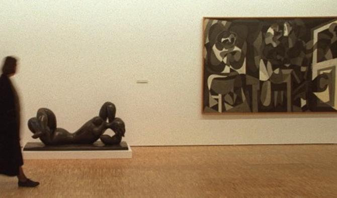Une visiteuse contemple un tableau de Picasso, «L'Atelier de Modiste», exposé dans l'une des galeries du Musée d'Art Moderne du Centre Georges Pompidou, lors de l'ouverture gratuite au public le 01 janvier 2000 à Paris (Photo, AFP) 