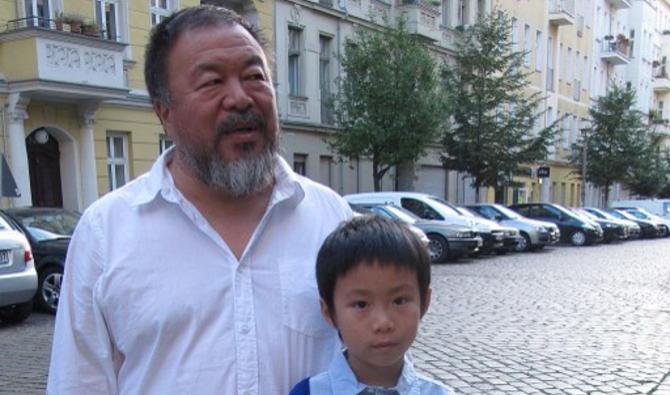 L'artiste dissident chinois Ai Weiwei avec son fils Ai Lao dans une rue du quartier berlinois de Prenzlauer Berg, à son arrivée dans la capitale allemande le 5 août 2015, après une interdiction de voyager de quatre ans. (Frank Zeller/AFP)