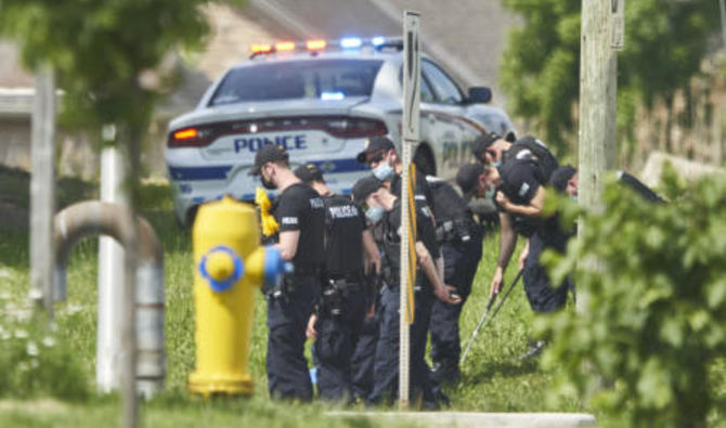 Des policiers sur la scène de crime à London, en Ontario, le lundi 7 juin 2021. (Photo, AP)