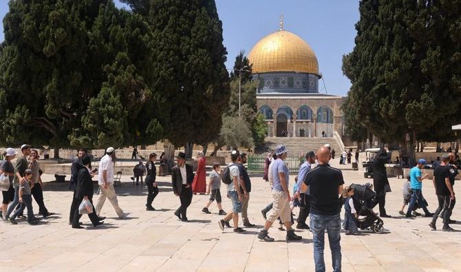 Les colons juifs visitent l'enceinte de la mosquée Al-Aqsa qui est également vénérée par les Juifs comme le Mont du Temple (Dossier/AFP)
