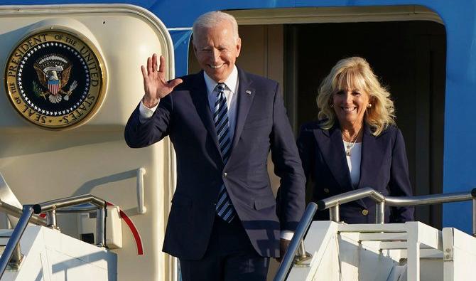 Le président américain Joe Biden et la première dame Jill Biden arrivent à bord d'Air Force One à la RAF Mildenhall, en Angleterre, avant le sommet du G7 à Cornwall, le mercredi 9 juin 2021 (Photo, AP)