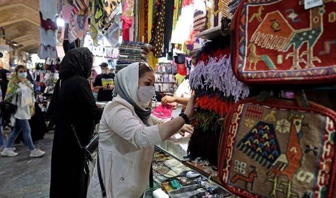 Des Iraniens font leurs courses au Grand Bazar de la capitale iranienne Téhéran, le 9 juin 2021 (Photo, AFP) 