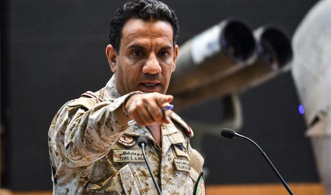 Le porte-parole de la coalition arabe, le colonel Turki al-Malki, donne une conférence de presse au club des officiers des forces armées à Riyad, capitale de l'Arabie saoudite (Dossier/AFP) 