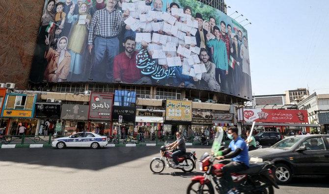 Une affiche de campagne électorale recouvre la façade d'un bâtiment sur la place Valiasr à Téhéran, la capitale de l'Iran, le 19 juin 2021, un jour après l'élection présidentielle. (AFP / Atta Kenare)