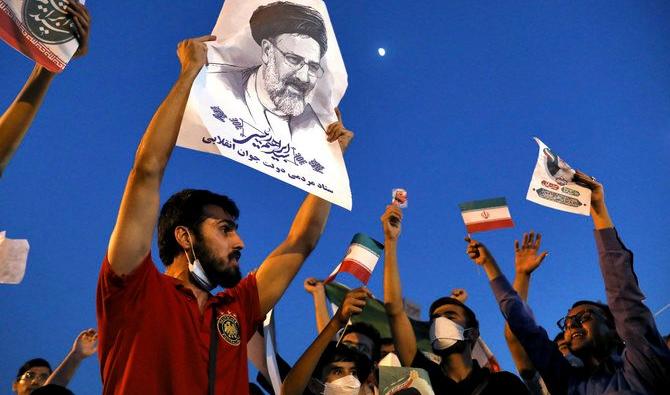 Des partisans du président iranien élu Ebrahim Raïssi célèbrent sa victoire aux élections présidentielles à Téhéran, le 19 juin 2021. (AP Photo/Ebrahim Noroozi)