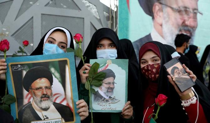 Des partisans du président iranien élu Ebrahim Raïssi célèbrent sa victoire aux élections présidentielles à Téhéran, le 19 juin 2021. (AP Photo/Ebrahim Noroozi) 