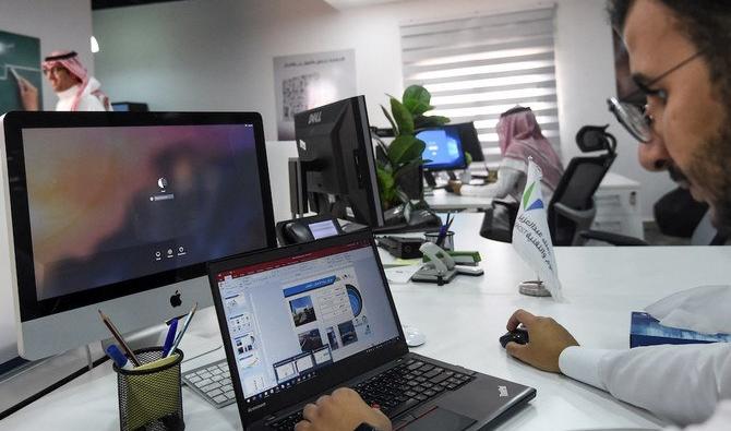 Une photo prise le 17 août 2017 montre un employé saoudien utilisant un ordinateur portable pour préparer un diaporama dans son bureau de Riyad (Fichier Photos/AFP) 