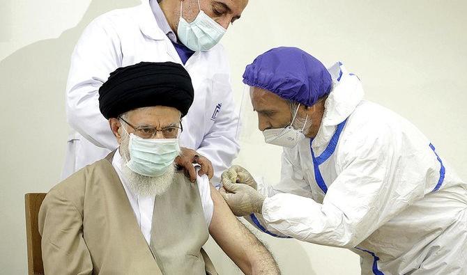 Le guide suprême iranien, l'ayatollah Ali Khamenei, reçoit une injection du vaccin Coviran Barekat COVID-19 à Téhéran le 25 juin 2021. (Bureau du guide suprême iranien via AP)