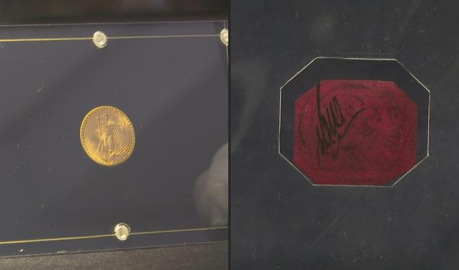La pièce Double Eagle de 1933 dans une vitrine (estimée à 10/15 millions de dollars) (Photo, AFP) 