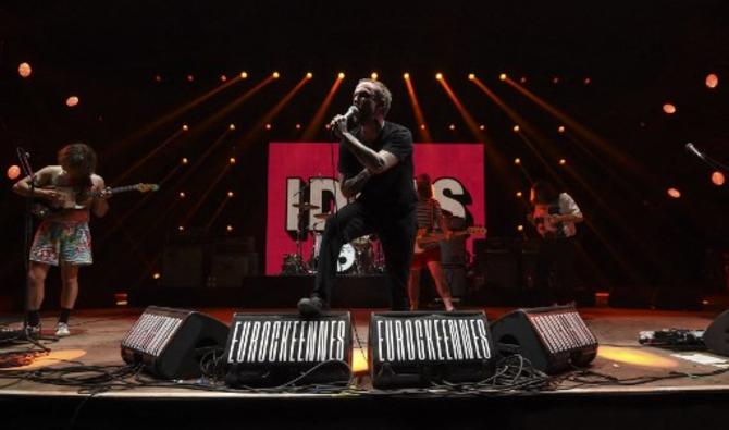 Des membres du groupe anglais Idles se produisent sur scène lors du 31e festival de musique rock Eurockeennes à Belfort, dans l'est de la France, le 5 juillet 2019. (Sébastien Bozon/AFP)