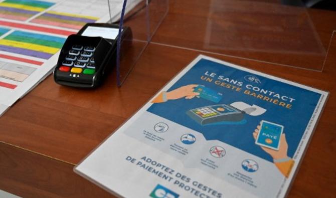 Le paiement sans contact par carte bancaire, au guichet de la piscine publique «La conterie» à Chartres-de-Bretagne, banlieue de Rennes, ouest de la France le 28 mai 2020  (Photo, AFP)