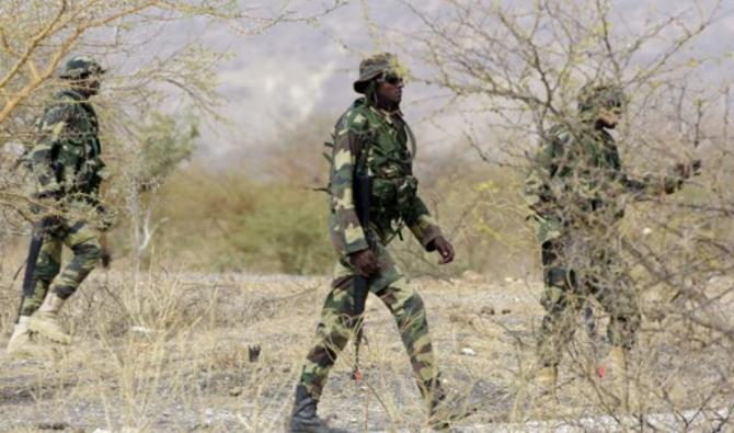 Des soldats sénégalais patrouillent dans un champ, le 24 février 2016, à Thiès (Photo, AFP)