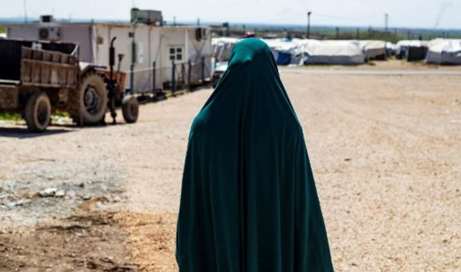 Une détenue française au camp Roj, où sont prisonniers des proches de personnes soupçonnées d'appartenir au groupe État islamique (EI), dans la province syrienne de Hasakah, dans le nord-est, le 28 mars 2021. (Delil Souleiman / AFP)