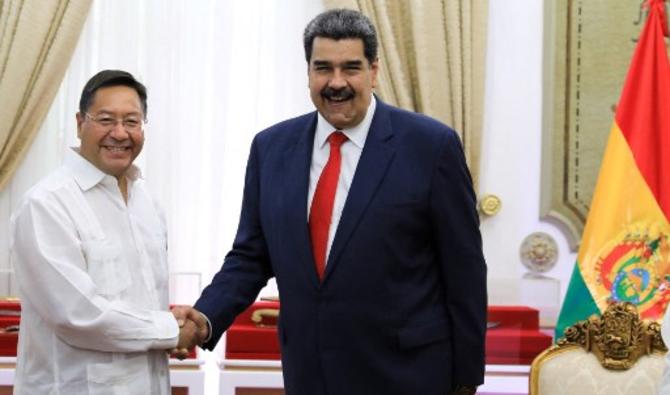 Le président vénézuélien Nicolas Maduro (d) serrant la main du président bolivien Luis Arce lors du sommet de l'Alliance bolivarienne pour les peuples d'Amérique (ALBA) au palais présidentiel de Miraflores à Caracas, le 24 juin 2021. (Jhonn Zerpa / Présidence vénézuélienne / AFP)
