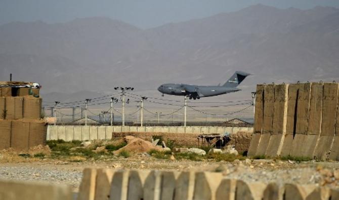 Un avion de transport de l'US Air Force atterrit à la base aérienne de Bagram à Bagram le 1er juillet 2021. (Wakil Kohsar/AFP)