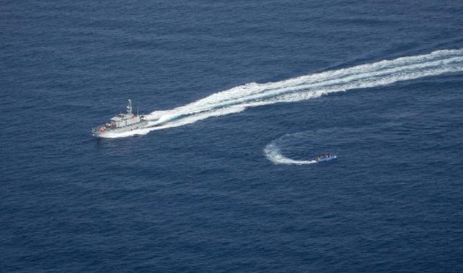 Cette image aérienne prise le 30 juin 2021 et publiée par l'ONG Sea-Watch le 1er juillet 2021 montre des garde-côtes libyens près d'un bateau de migrants dans la zone de recherche et de sauvetage de Malte (Photo, AFP)