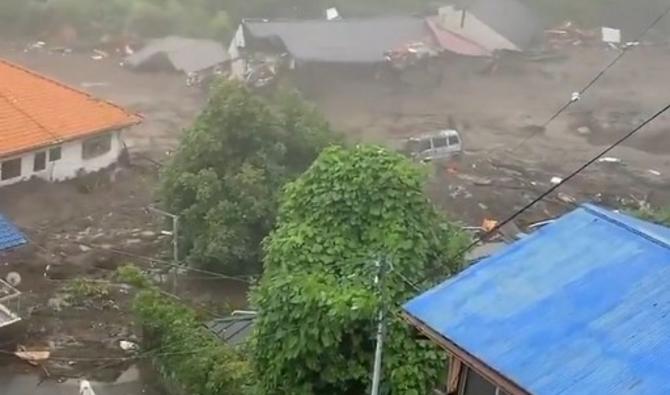 Capture tirée d'une vidéo diffusée par un résident local le 3 juillet 2021 montrant de la boue et des débris sur les lieux d'un glissement de terrain qui a fait au moins 19 personnes disparues dans la région d'Izusan d'Atami dans la préfecture de Shizuoka. (Jiji Press/AFP)