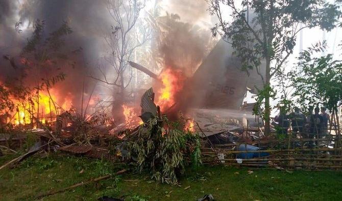 De la fumée s'échappe de l'épave d'un avion de transport C-130 de l'armée de l'air philippine après s'être écrasé près de l'aéroport de la ville de Jolo, dans la province de Sulu, sur l'île méridionale de Mindanao (Photo, AFP)