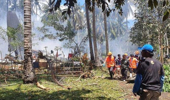 Les premiers intervenants sur le site après qu'un avion C-130 de l'armée de l'air philippine transportant des troupes se soit écrasé dans la ville de Jolo, dans la province de Sulu, sur l'île méridionale de Mindanao (Photo, Reuters)